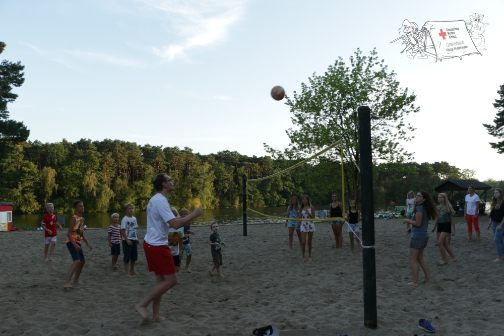 Kinder beim Volleyball spielen